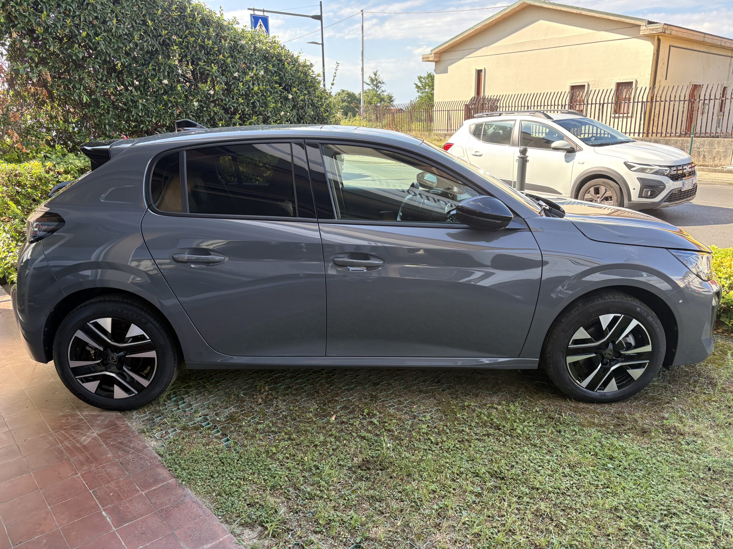 Peugeot 208 1.2 Hybrid Allure